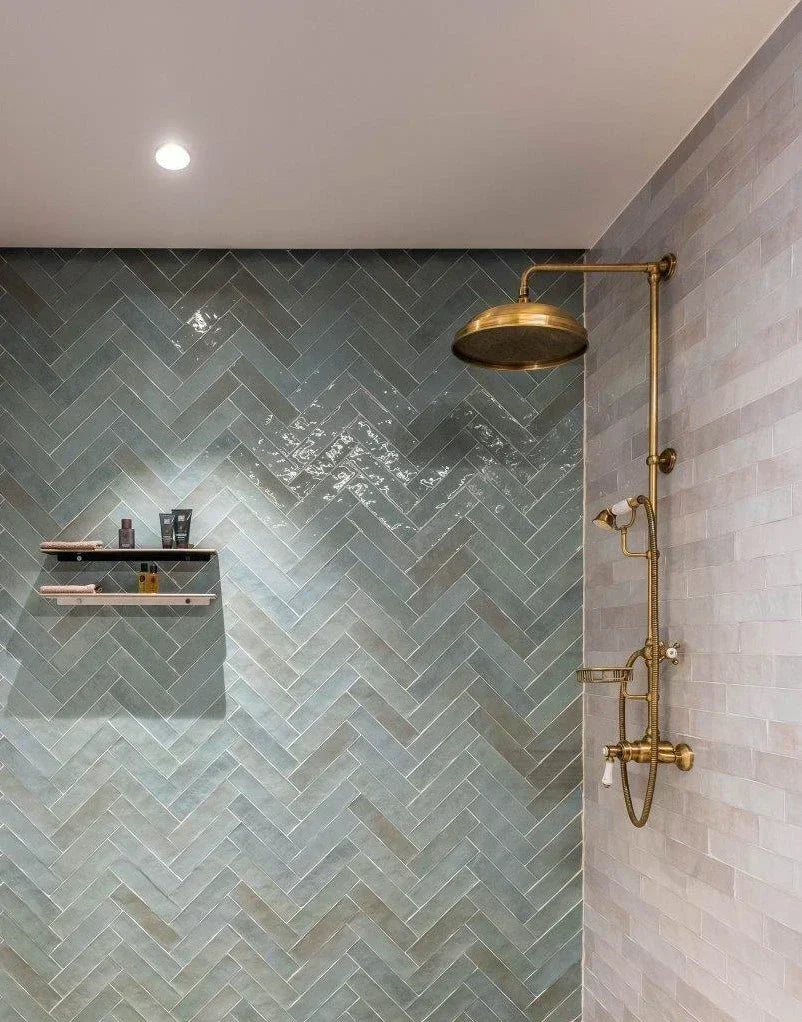 Luxe badkamer met groene visgraat wandtegel 6,2×25 cm glans van TegelMegaStore