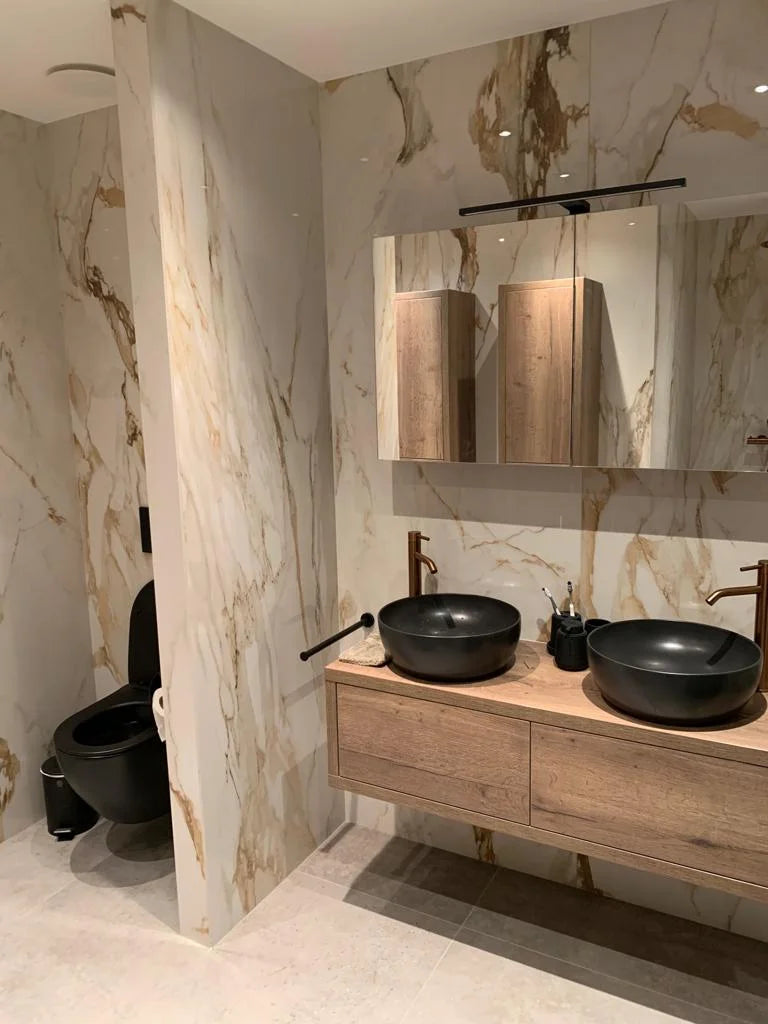 Badkamer met marmerlook wandtegels en houten wastafelmeubel met dubbele waskommen