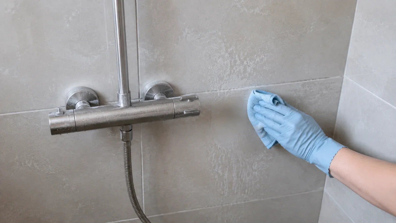 Witte aanslag op tegels badkamer verwijderen